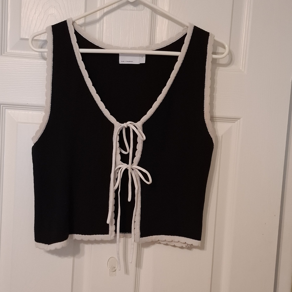 asos Design sz S, knit moss stitch, crop vest. Cream scalloped trim. Tie clousur